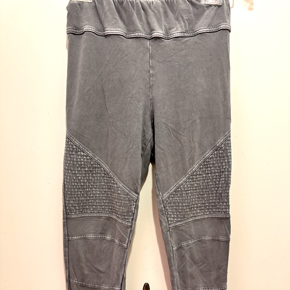 Skinny leggings by Sundance. Rugged detail in front, plain back.